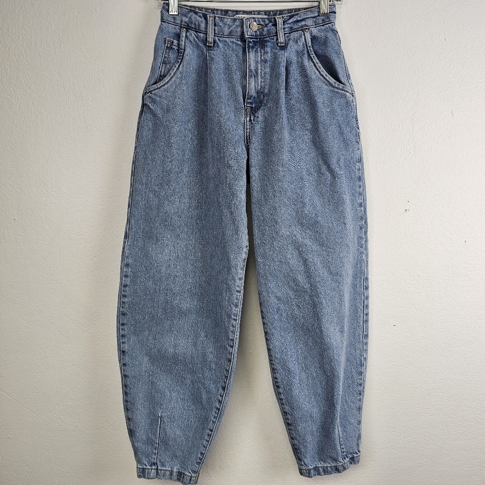 Zara Highrise Barrel Cropped Light Wash Jeans Sz 0 EUC